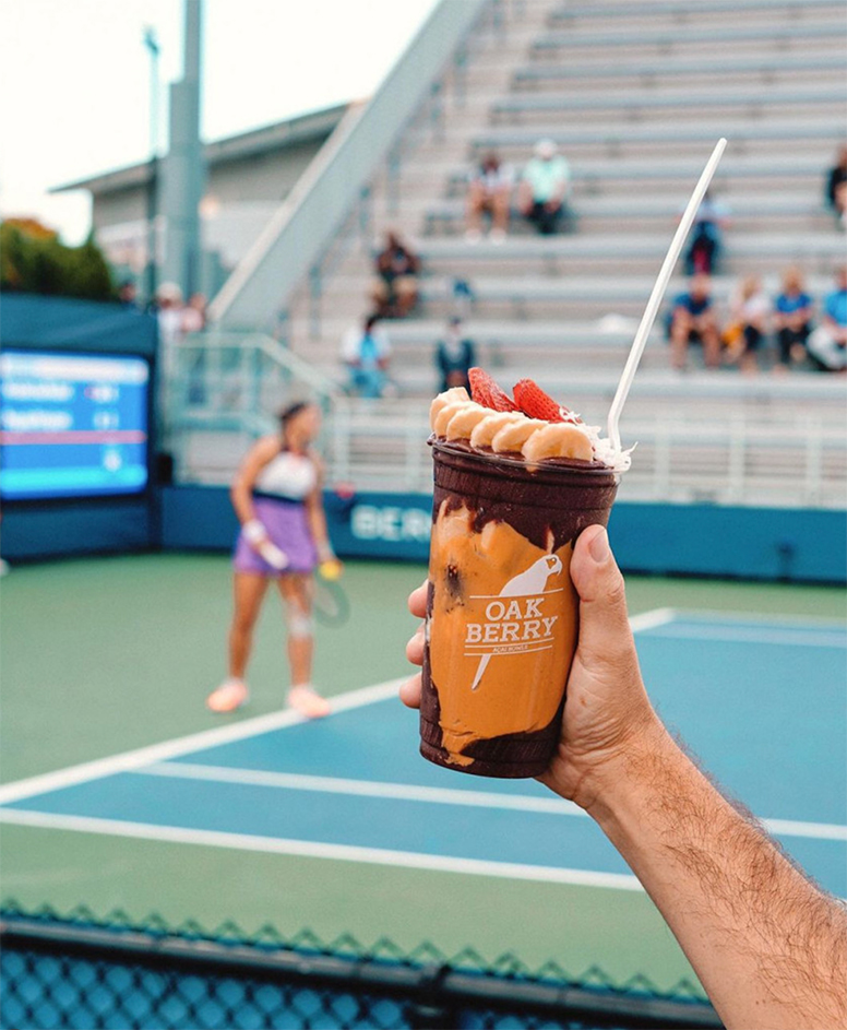 Bowl de açaí OAKBERRY con vista a la cancha en un torneo de tenis
