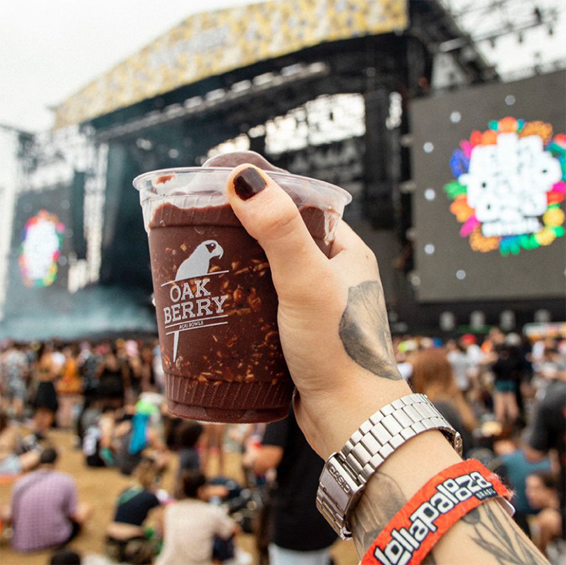 Copa de açaí OAKBERRY en un festival de música