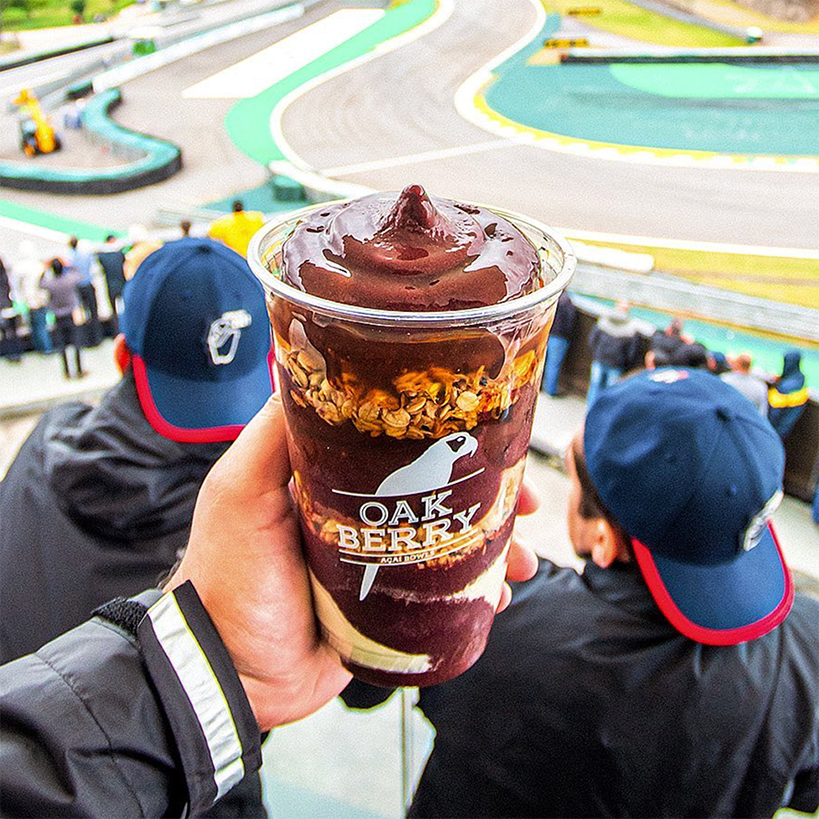 Bowl de açaí OAKBERRY con vista a un circuito de karting